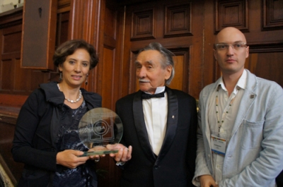 A Sir Geoffrey Jellicoe-díj átadása; balról Desiree Martínez IFLA elnök, Mőcsényi Mihály és Ilya Mochalov titkár. Fotó: Bardóczi Sándor